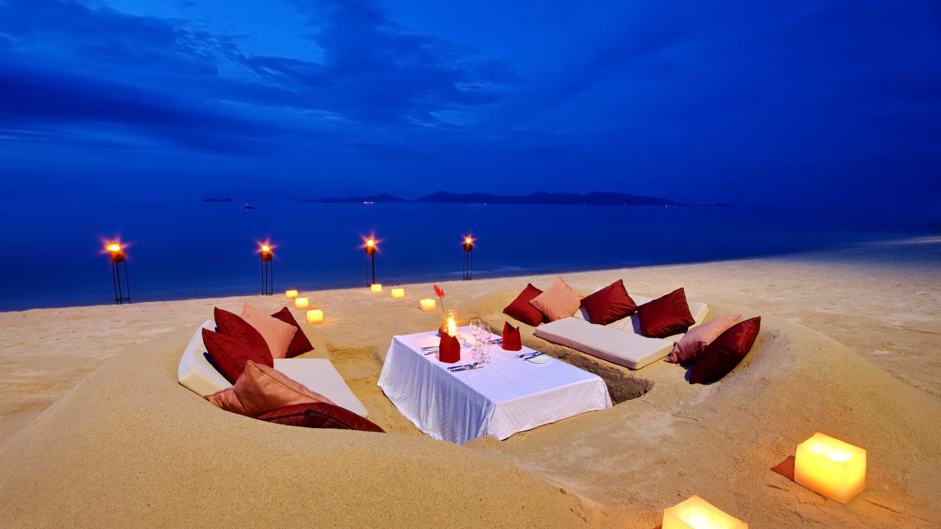 Koh Samui dining table sand close ocean