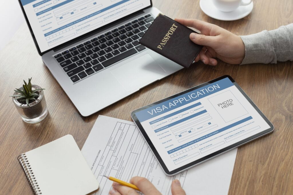Visa application/Credit: freepik/freepik